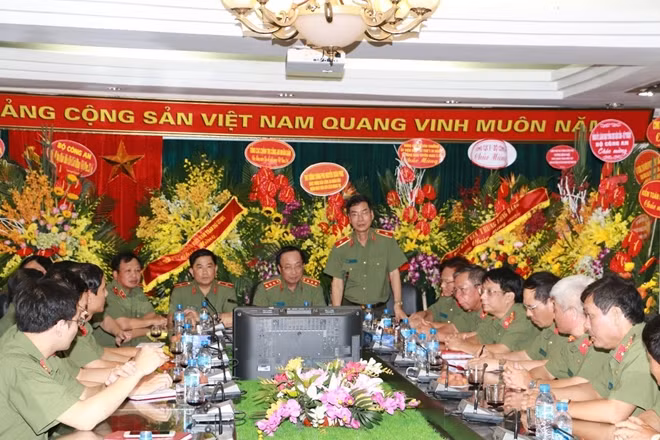 Thiếu tướng Phạm Văn Miên, Tổng biên tập Báo CAND báo cáo với đồng chí Thứ trưởng về các mặt công tác của Báo CAND.