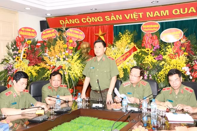 Thiếu tướng Trần Vi Dân, Tổng biên tập Tạp chí CAND báo cáo với đồng chí Thứ trưởng về các mặt công tác của tạp chí CAND.