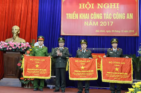 Thứ trưởng Nguyễn Văn Thành trao Cờ Thi đua xuất sắc của Bộ Công an tặng các đơn vị.