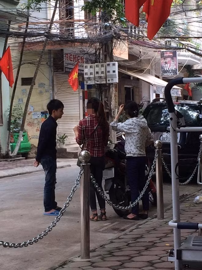 "Cò" Tú đang giao dịch với nhóm phóng viên.