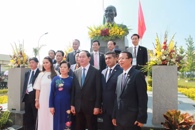 Chủ tịch nước Trần Đại Quang và đoàn công tác trước Tượng đài Bác Hồ tại Quảng trường mang tên Người ở Thủ đô Antananarivo.