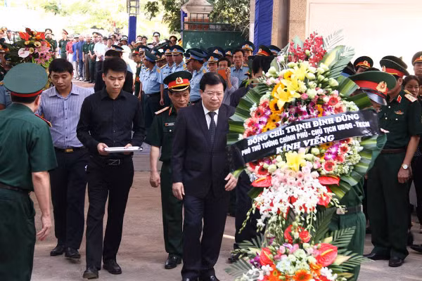 Phó thủ tướng Trịnh Đình Dũng thay mặt Chính phủ, Ủy ban Quốc gia tìm kiếm cứu nạn viếng phi công Trần Quang Khải. Ảnh: vne