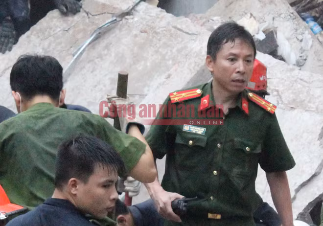 Khuôn mặt lo âu của người chỉ huy.