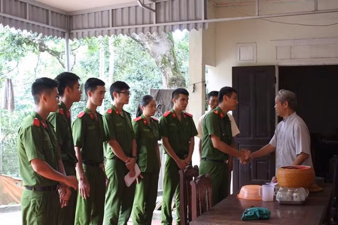 Cán bộ, học viên Học viện CSND thăm hỏi các gia đình có công với cách mạng.