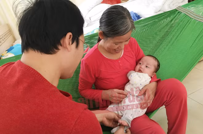 Bà ngoại, bố Hà với bé Gấu.