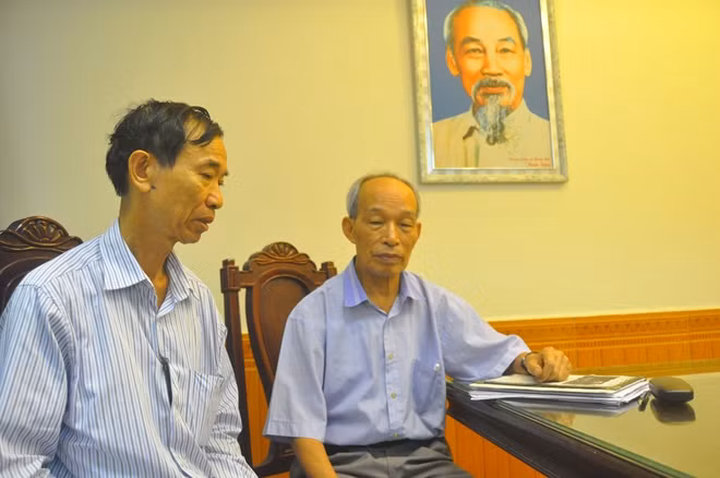 Tác giả (trái) và Đại tá Vũ Đình Hoành, nguyên Phó Giám đốc Công an TP Hà Nội.