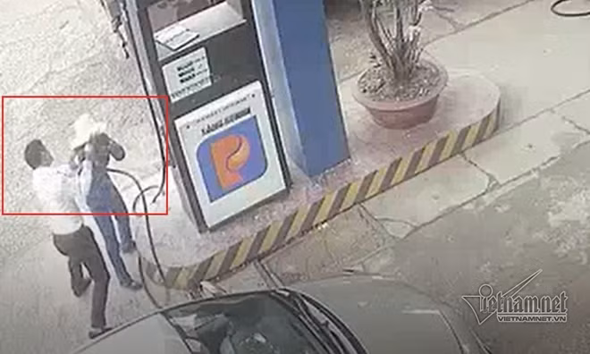 Hoàng Hữu Đ hành hung nữ bán xăng. Hình ảnh trích xuất từ camera