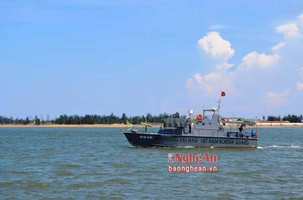 Tàu biên phòng Nghệ An ra biển, đưa thi thể phi công Trần Quang Khải vào bờ. Ảnh: Báo Nghệ An Tàu biên phòng Nghệ An ra biển, đưa thi thể phi công Trần Quang Khải vào bờ. Ảnh: Báo Nghệ An