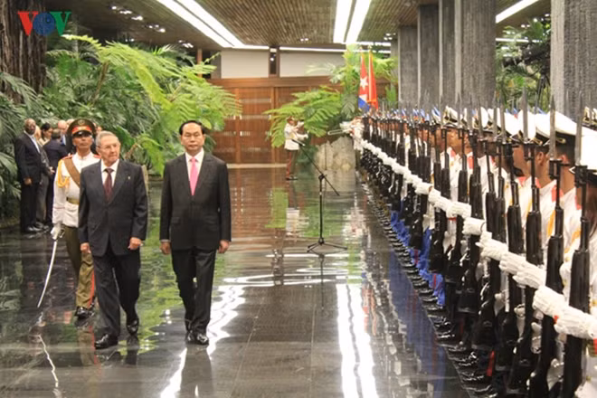 Chủ tịch Hội đồng Nhà nước và Hội đồng Bộ trưởng Cuba Raul Castro đã chủ trì lễ đón chính thức Chủ tịch nước Trần Đại Quang và phu nhân cùng đoàn đại biểu cấp cao Đảng, Nhà nước ta. Ảnh: VOV