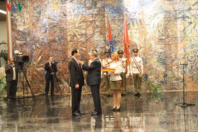 Tối 16-11, tại Cung Cách mạng, nước Cộng hòa Cuba, đồng chí Raul Castro, Bí thư Thứ nhất Ban Chấp hành Trung ương Đảng Cộng sản Cuba, Chủ tịch Hội đồng Nhà nước và Hội đồng Bộ trưởng nước Cộng hòa Cuba đã trao Huân chương Jose Marti cho Chủ tịch nước Trần Đại Quang. Ảnh: VOV