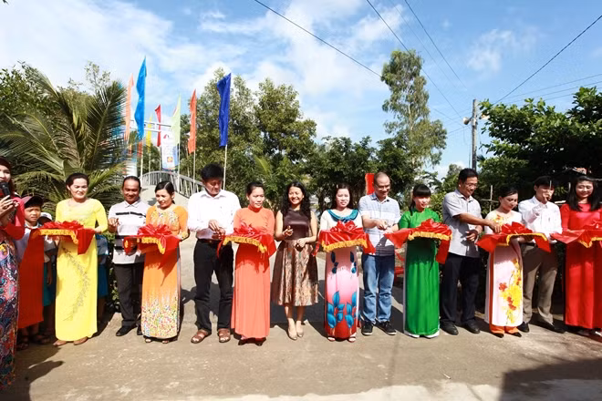 Bà Trần Uyên Phương - Phó Tổng Giám đốc Tập đoàn Number 1 – Tân Hiệp Phát tham dự Lễ cắt băng khánh thành cầu Dr Thanh – Cựa Gà.