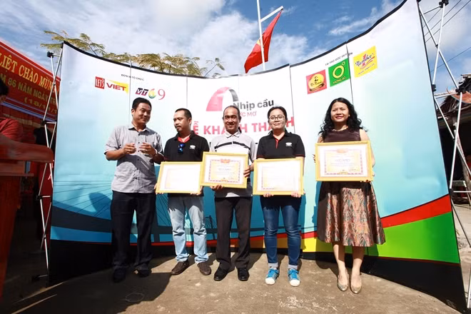 Bà Trần Uyên Phương nhận giấy khen của UBND huyện Thới Bình vì những đóng góp to lớn cho sự phát triển của địa phương.