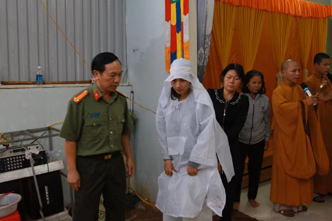 Đại diện Báo CAND đến chia buồn cùng gia đình các chiến sĩ hy sinh.