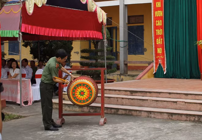 Thiếu tướng, TS Phạm Văn Miên, Tổng biên tập Báo CAND đánh trống khai giảng năm học mới trường PTTH Cao Phong. Thiếu tướng, TS Phạm Văn Miên, Tổng biên tập Báo CAND đánh trống khai giảng năm học mới trường PTTH Cao Phong.
