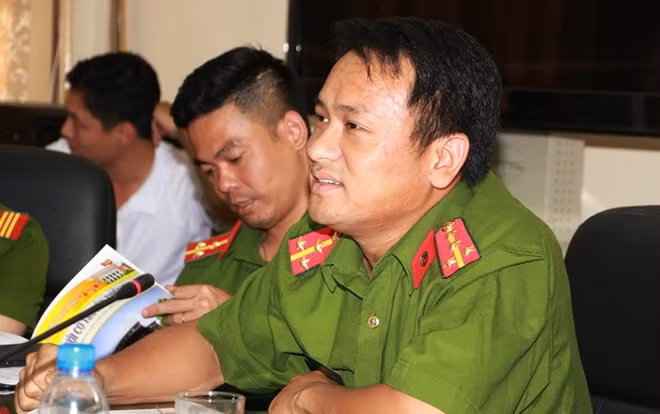 Đại úy Bùi Sỹ Nam chia sẻ những tâm tư cùng các đại biểu để xây dựng trang thông tin, nội san thu hút bạn đọc. Đại úy Bùi Sỹ Nam chia sẻ những tâm tư cùng các đại biểu để xây dựng trang thông tin, nội san thu hút bạn đọc.