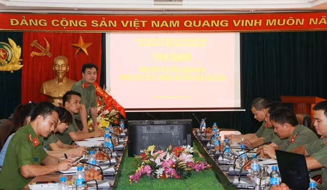 Đại úy Phạm Văn Đoàn, Bí thư Đoàn Thanh niên Tổng cục Chính trị CAND phát biểu ghi nhận sáng kiến của Chi đoàn Báo CAND. Đại úy Phạm Văn Đoàn, Bí thư Đoàn Thanh niên Tổng cục Chính trị CAND phát biểu ghi nhận sáng kiến của Chi đoàn Báo CAND.