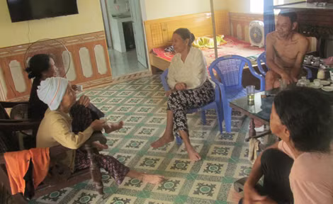 Bà con hàng xóm đến động viên bà Dung.