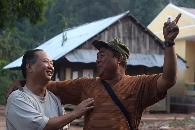 Nhà báo Nguyễn Như Phong gặp lại ông Pờ Xì Tài sau hơn 30 năm ở Sín Thầu.