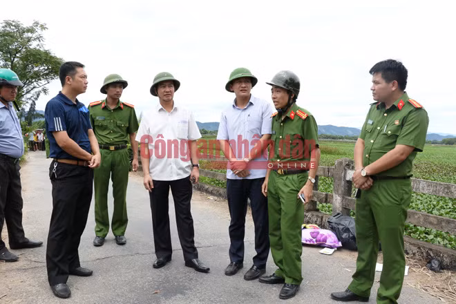 Ban giám đốc Công an tỉnh Hà Tĩnh thảo luận phương án điều tra vụ án với các đơn vị nghiệp vụ.