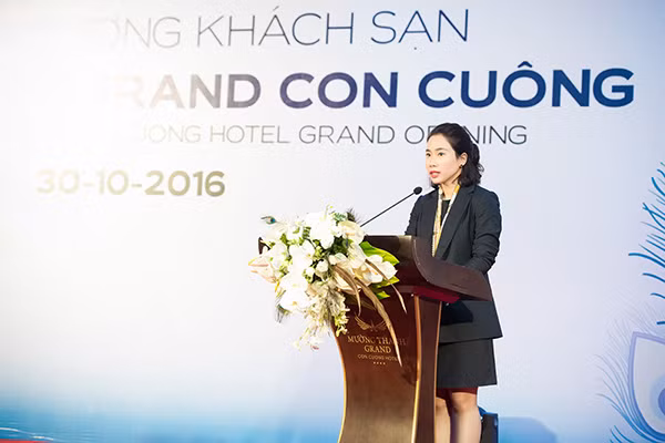 Tổng Giám đốc Tập đoàn Khách sạn Mường Thanh Lê Thị Hoàng Yến phát biểu tại Lễ khánh thành khách sạn Mường Thanh Grand Con Cuông.