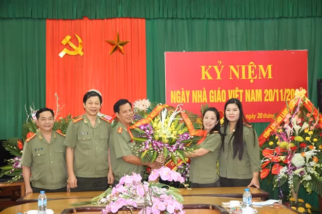 Ban giám hiệu Trường Văn hóa I nhận hoa chúc mừng của các đơn vị nhân dịp 20-11