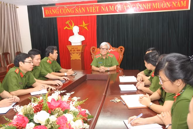 Thiếu tướng Ngô Kiên chỉ đạo công tác điều tra phá án.