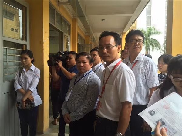 Thứ trưởng Bộ GD&ĐT Bùi Văn Ga kiểm tra công tác thi tại Hà Nội.