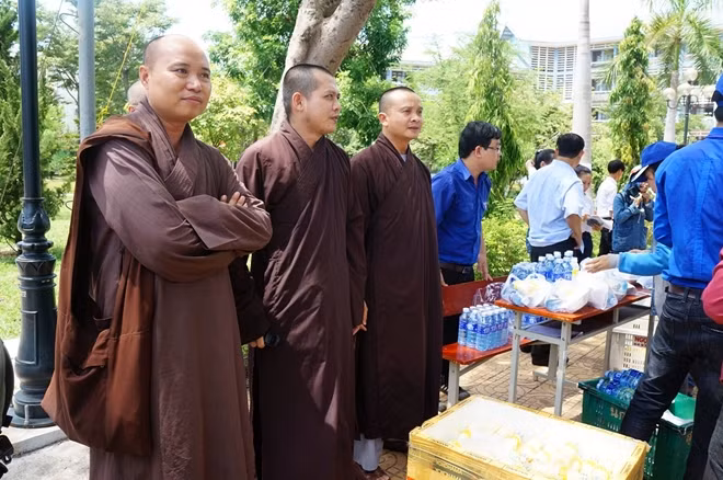 Các sư thầy chùa cũng có mặt để hỗ trợ hết mình cho thí sinh.