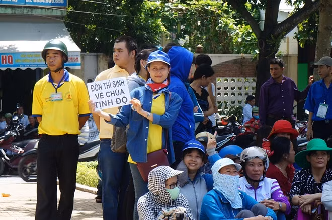 Tình nguyện viên các chùa đón tiếp các thí sinh.