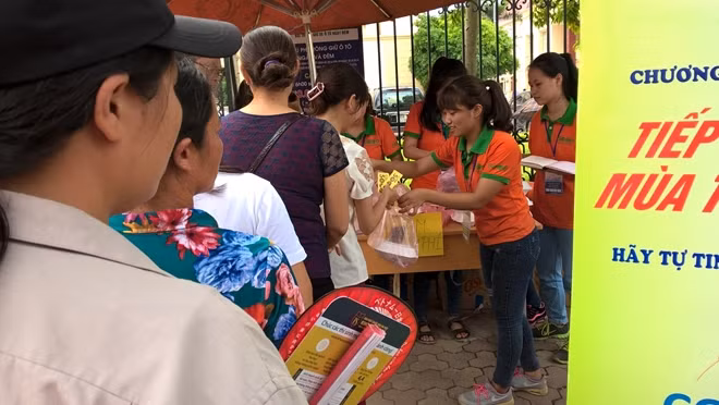 Thí sinh, người nhà xếp hàng chờ các suất ăn miễn phí tại điểm thi Đại học Y Hà Nội.