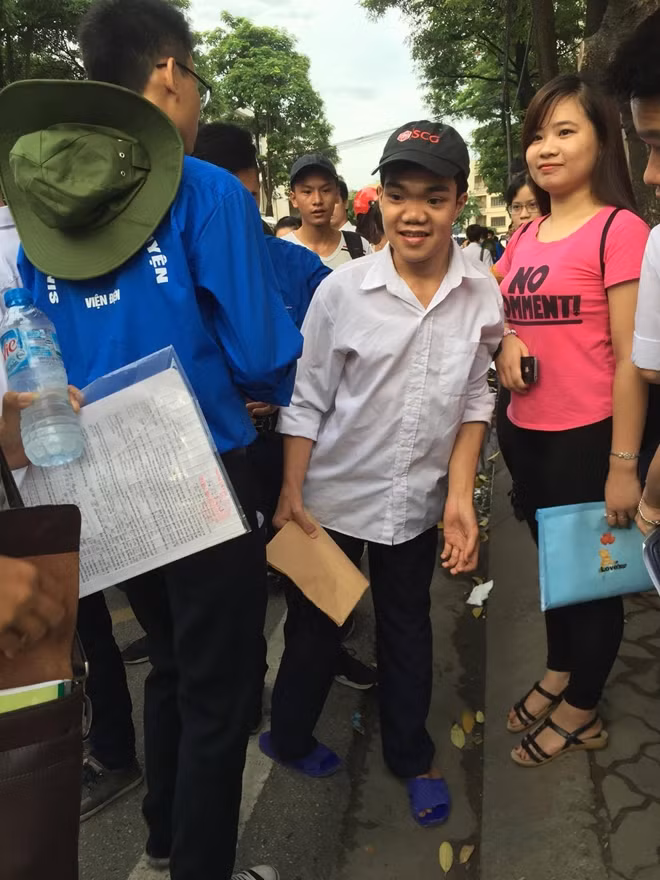 Thí sinh Vũ Văn Cao bị khuyết tật, gia đình hoàn cảnh khó khăn đã được tình nguyện viên Hoàng Văn Quân, Đại học Dược Hà Nội đưa đón đến điểm thi sáng 1-7. Mặc dù bị khuyết tật nhưng thí sinh Vũ Văn Cao tốt ra rất bình tĩnh tự tin khi dự thi ngày đài tiên nhờ sự trợ giúp của các sinh viên tình nguyện