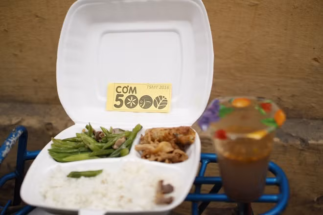Một suất cơm miễn phí đảm bảo vệ sinh an toàn thực phẩm dành cho các sĩ tử và người nhà trong ngày thi đầu tiên.