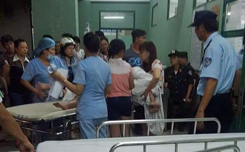 Một em bé đang được cấp cứu tại bệnh viện. Một em bé đang được cấp cứu tại bệnh viện.