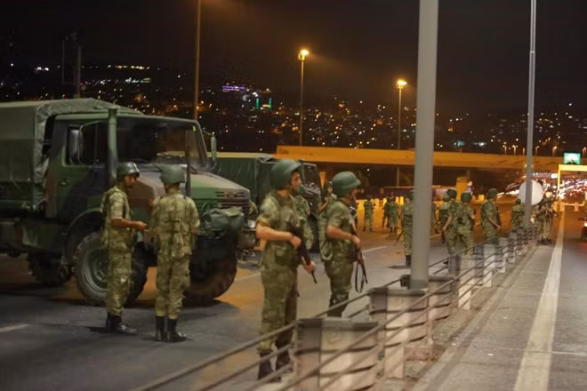 Quân đội Thổ Nhĩ Kỳ chốt chặn lối vào cầu Bosphorus ở thành phố Istanbul. (Ảnh: Reuters)