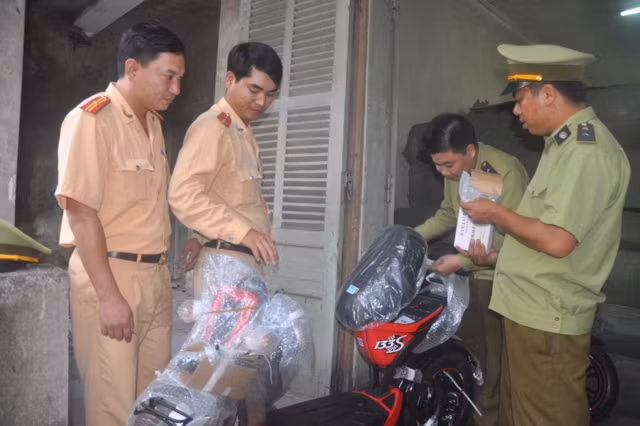CSGT Công an tỉnh Nam Định phối hợp với QLTT kiểm tra phương tiện nghi nhập lậu. CSGT Công an tỉnh Nam Định phối hợp với QLTT kiểm tra phương tiện nghi nhập lậu.