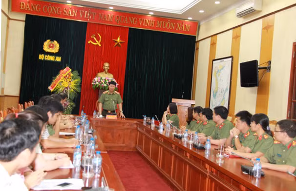 Thứ trưởng Bùi Văn Nam chúc mừng CBCS Cổng thông tin điện tử Bộ Công an.