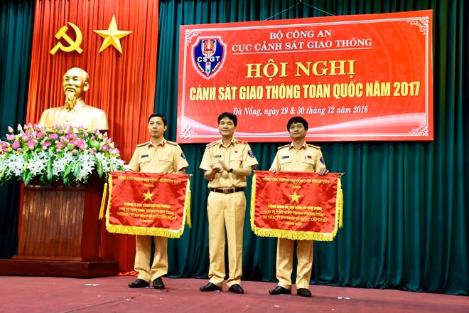 Thiếu tướng Trần Sơn Hà- Cục trưởng Cục CSGT trao Cờ thi đua của Tổng cục Chính trị CAND cho các tập thể xuất sắc.