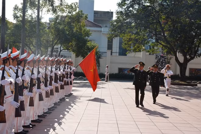 Thứ trưởng Nguyễn Văn Thành duyệt đội danh dự Công an tỉnh Quảng Ninh.