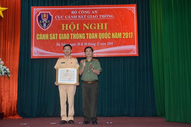 Thứ trưởng Nguyễn Văn Sơn trao bằng khen của Ban ATGTQG cho Phòng Tham mưu- Cục CSGT.