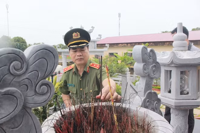 Trung tướng Nguyễn Xuân Mười dâng hương tại nghĩa trang liệt sĩ.