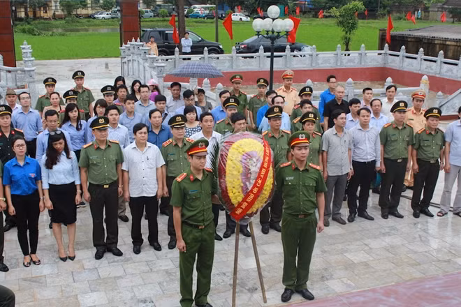 Đoàn công tác dâng hương, dâng hoa tưởng niệm các Anh hùng liệt sĩ.