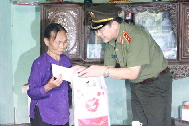 Trung tướng Nguyễn Xuân Mười tặng quà gia đình có hoàn cảnh khó khăn.