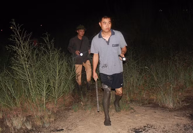 Ngoài lực lượng rà soát, Công an tỉnh Quảng Ninh bố trí nhiều mũi phục kích tại các điểm trọng yếu trên địa bàn. Ngay sau khi biết thông tin về Doãn Trung Dũng, khu vực nơi anh ta sinh sống trở nên yên ắng. Ngoài lực lượng rà soát, Công an tỉnh Quảng Ninh bố trí nhiều mũi phục kích tại các điểm trọng yếu trên địa bàn. Ngay sau khi biết thông tin về Doãn Trung Dũng, khu vực nơi anh ta sinh sống trở nên yên ắng.