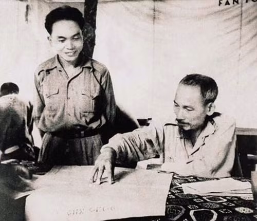 Chủ tịch Hồ Chí Minh và Đại tướng Võ Nguyên Giáp. Ảnh TL