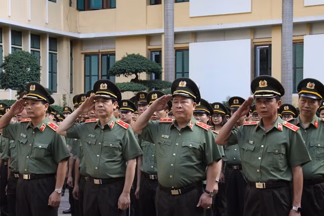 Thứ trưởng Bùi Văn Thành và lãnh đạo các đơn vị thực hiện nghi lễ chào cờ tại trụ sở cơ quan Bộ Công an ngày 6-6. Thứ trưởng Bùi Văn Thành và lãnh đạo các đơn vị thực hiện nghi lễ chào cờ tại trụ sở cơ quan Bộ Công an ngày 6-6.