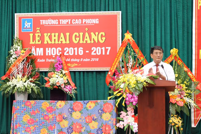 Thầy giáo Mai Văn Hấn, Hiệu trưởng nhà trường đọc diễn văn khai giảng năm học 2016- 2017 Thầy giáo Mai Văn Hấn, Hiệu trưởng nhà trường đọc diễn văn khai giảng năm học 2016- 2017