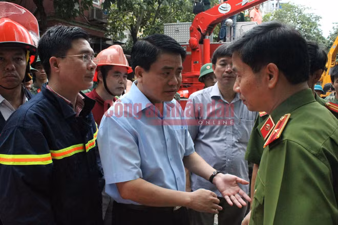 Chủ tịch UBND TP Hà Nội và lãnh đạo Cảnh sát PCCC Hà Nội trực tiếp chỉ huy cuộc giải cứu tại hiện trường.