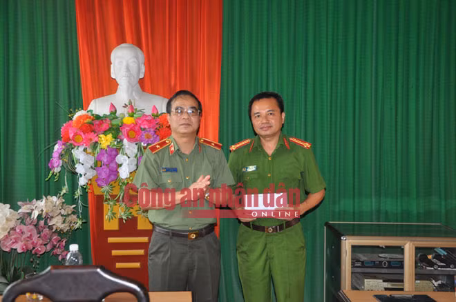 Thiếu tướng Nguyễn Chi Lăng trao thưởng nóng cho Phòng Cảnh sát hình sự Công an tỉnh Vĩnh Phúc.