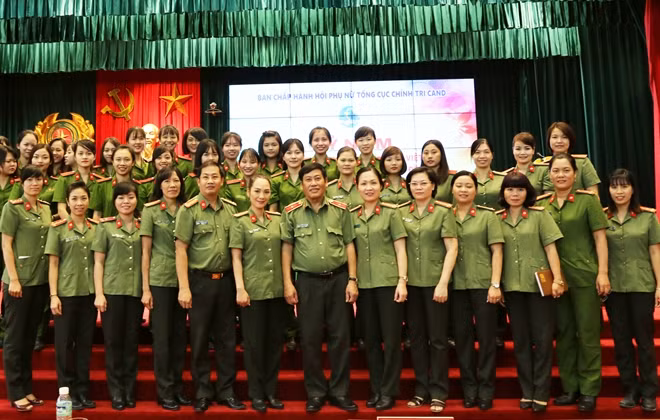 Các đại biểu dự buổi Lễ.