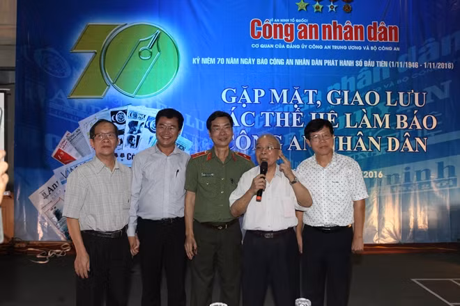 Ông Trần Liêu, nguyên Tổng biên tập Báo CAND phát biểu tại buổi giao lưu.